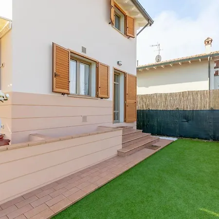 Villino Esse, Libero Su 4 Lati Piu Dependance Nel Cuore Della Versilia Marina di Pietrasanta Exterior photo